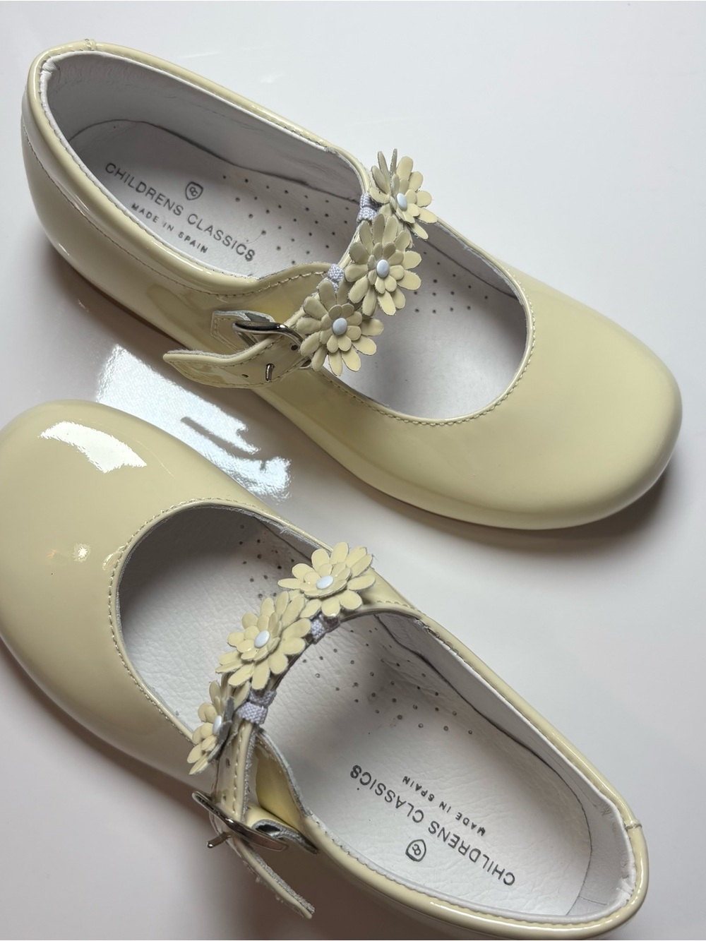 NWOT Children's Classics Spain Pastel Yellow Patent Leather Flower Mary Janes 30